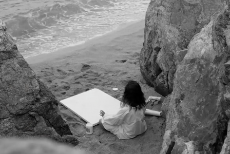 Yulia Bas en train de peindre sur la plage